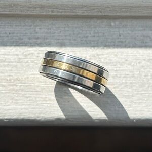 Men’s Women’s Gold and Silver Tone Ring Costume Jewelry Unisex